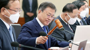 문 대통령 "검찰의 선택적 정의 우려 여전&hellip;국민 신뢰 얻기 불충분"