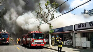 [영상] 송파구 석촌동 가구점서 화재&hellip;4개 점포 불타