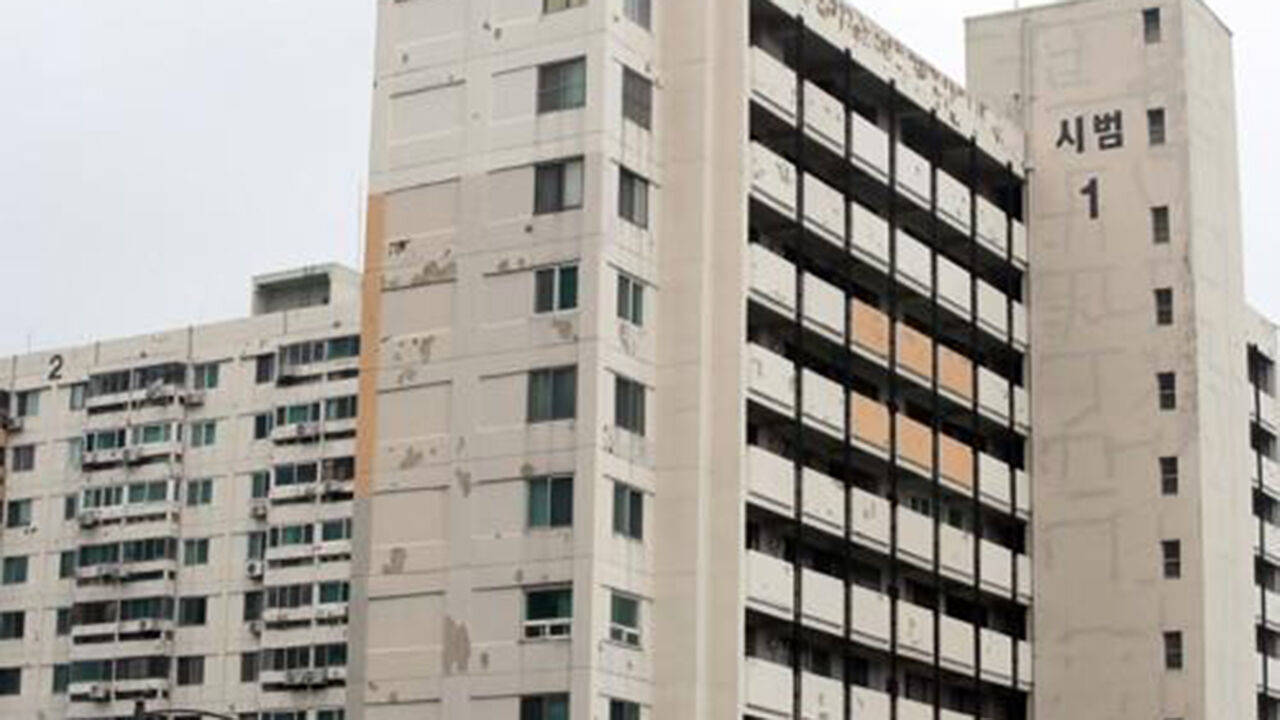 A 51yearold Yeouido pilot apartment building is being reconstructed