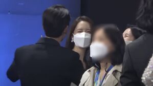 [SBS Star] VIDEO: Yoona&middot;Seohyun Become So Excited Upon Seeing Chung Kyung-ho at an Awards Ceremony