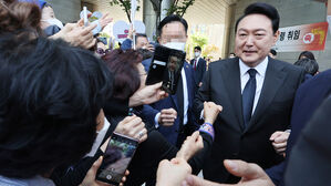 서초동 나선 윤 대통령, 첫 용산 출근&hellip;주민과 '주먹 인사'