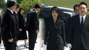 [영상] 윤석열 대통령 현충원 참배로 첫 공식 일정&hellip;김건희 여사 동행