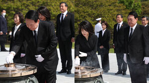 [포착] 현충원 참배한 윤 대통령&hellip;자택 나서며 '주먹 인사'