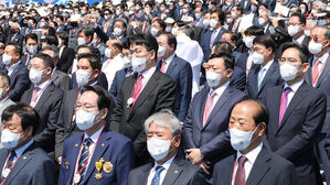 대통령 취임식 참석한 기업인들, 두 번째 줄 왼쪽부터 현대기아차그룹 정의선 회장, 두산그룹 박정원 회장, LG 구광모 회장, 신세계 정용진 부회장, 한진그룹 조원태 회장, 롯데그룹 신동빈 회장, 삼성 이재용 부회장