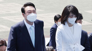 첫 공식 무대 선 김건희 여사&hellip;문 전 대통령 내외에 90도 인사