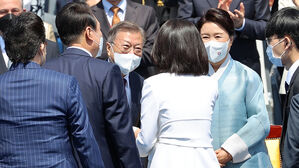 문재인 &middot; 박근혜 전 대통령, 역대 대통령 유족들 참석