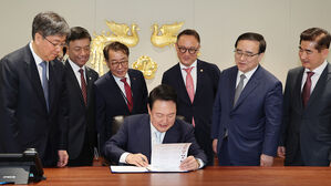 '카퍼레이드' 뒤 용산 입성&hellip;한덕수 총리 임명동의안 '1호 결재'