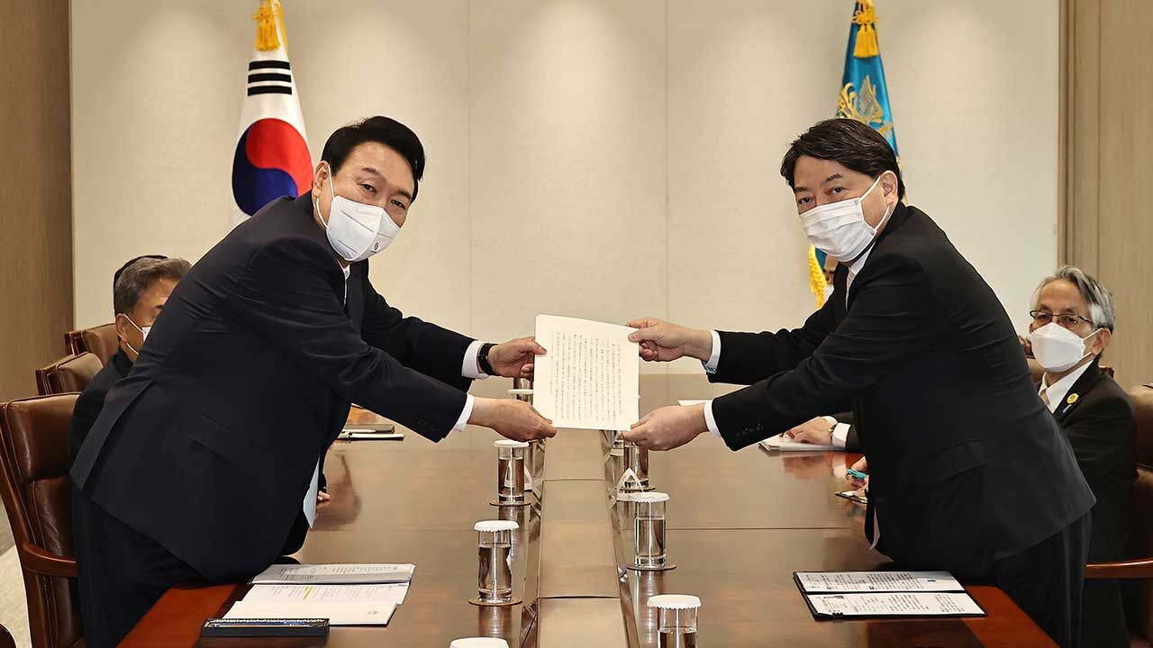 기시다, 윤 대통령에 친서…"현안 해결 신속히…리더십 기대"