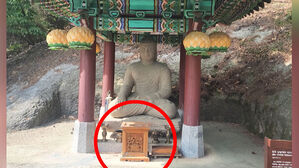 청와대 개방 하루 만에 파손된 기물&hellip;난동 부리며 한 말