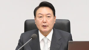 윤 대통령 첫 임시국무회의 주재…추경안 심의 · 의결