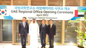 성일 방사청 본부장, 박종승 ADD 소장, 기무사령관 출신의 이석구 주UAE 대사가 ADD 아부다비 사무소 개소식에서 기념촬영하고 있다.