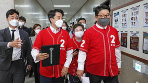 국민의힘 이준석 대표와 권성동 원내대표 등 지도부가 지난 9일 국회에서 열린 지방선거 선대위 참석을 위해 이동하는 모습.