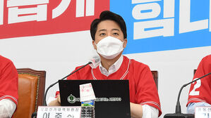 이준석 "5&middot;18 '임을 위한 행진곡' 제창&hellip;헌법 전문 수록 긍정적"