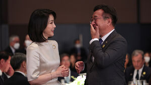 윤석열 대통령 부인 김건희 여사가 10일 오후 서울 중구 신라호텔에서 열린 외빈 초청만찬에서 더불어민주당 윤호중 비상대책위원장과 환담하고 있다.