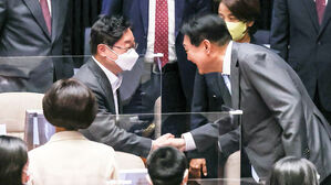 [HOT 브리핑] 윤 대통령 시정연설 현장 이 장면&hellip;박범계와 악수하는 순간