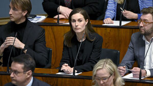 산나 마린 핀란드 총리(가운데)가 북대서양조약기구(NATO&middot;나토) 가입 신청 승인에 관한 의회 찬반 투표를 지켜보고 있다. (사진=AFP, 연합뉴스)