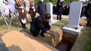 '김정은이 직접 운구' 대규모 장례 치른 북..다시 도발 모드 가나