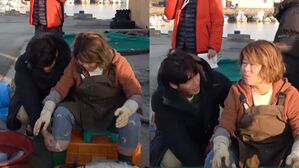 [SBS Star] Kim Woo Bin Gives His Hand Warmer to Lee Jung Eun Who Is Filming in the Cold