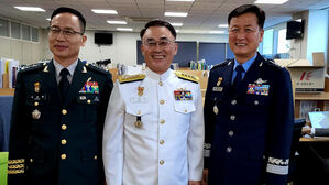 [취재파일] '동기' 참모총장 3인의 취임&hellip;장관 뒤에 숨지 않는 대장군 되시라