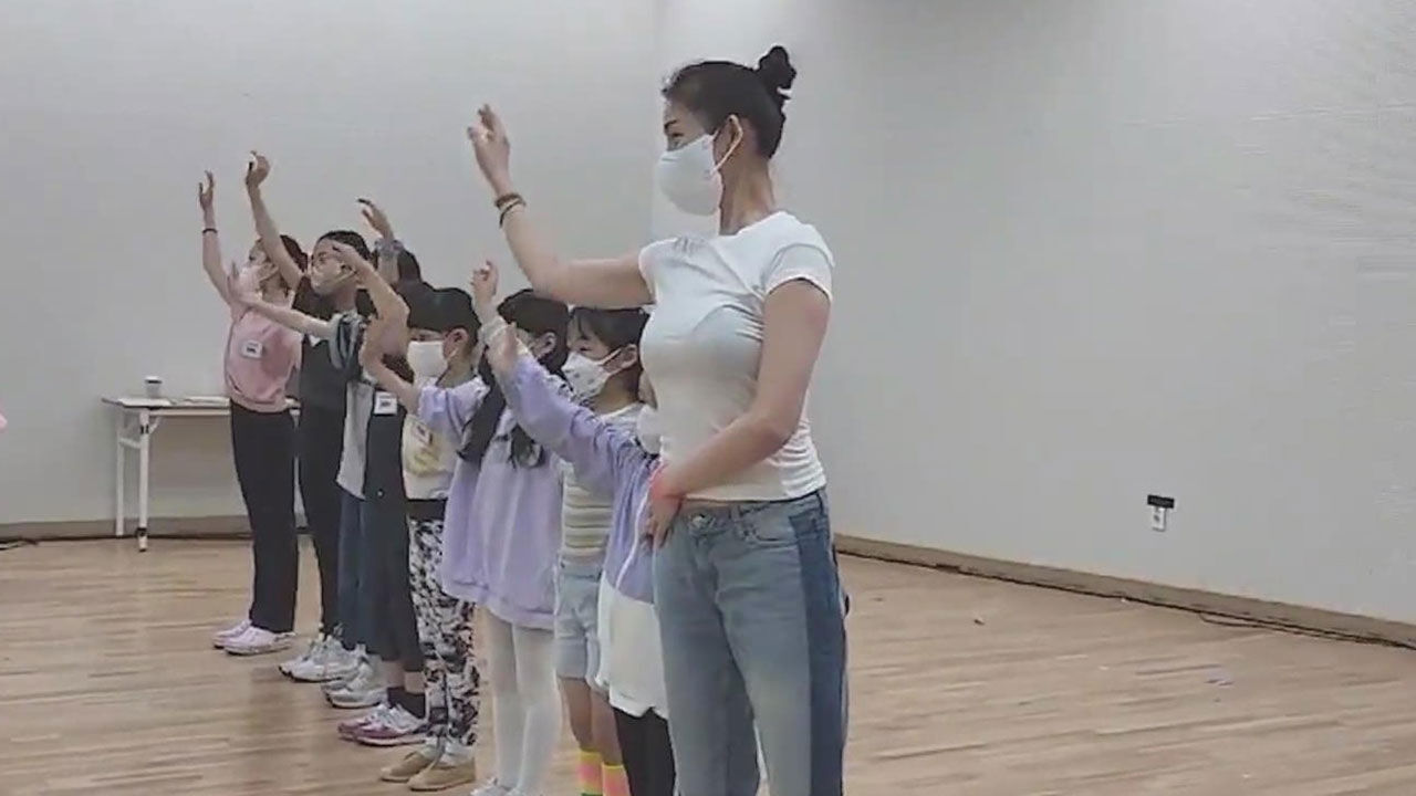 꿈의 무용단 교육생들과 발레리나 김주원