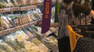 [D리포트] 생산 &middot; 소비 &middot; 투자 동시 하락&hellip;코로나 발생 26개월 만에 한꺼번에 감소