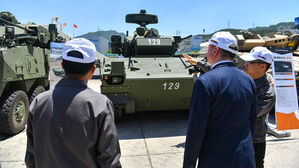 경남 창원 한화디펜스 공장을 방문해 전투차량을 둘러보는 폴란드 브와슈차크 국방장관