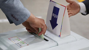 '소중한 한 표' 행사하는 유권자들…전국 투표소 현장