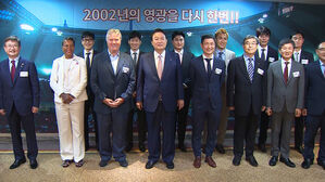 [실시간 e뉴스] 윤 대통령 만난 이영표 '깜짝 제안'에&hellip;"적극 추진하라"