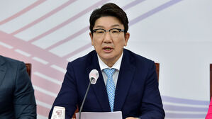 권성동 "이준석 &middot; 정진석 자제해야&hellip;소모적 논쟁 불필요"