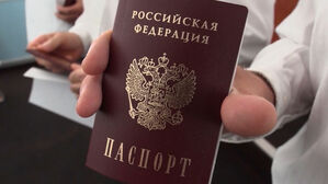 침공 초기 러시아군이 점령한 남부 도시 헤르손과 멜리토폴에서는 친러시아 성향의 지역 정부가 지역 주민에게 러시아 여권을 발급하기 시작했습니다.