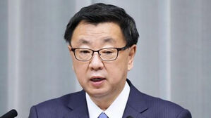 일본 관방장관 "관함식, 종합적 판단해 한국 초대"