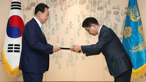 윤 대통령, 김창기 국세청장에 임명장 수여