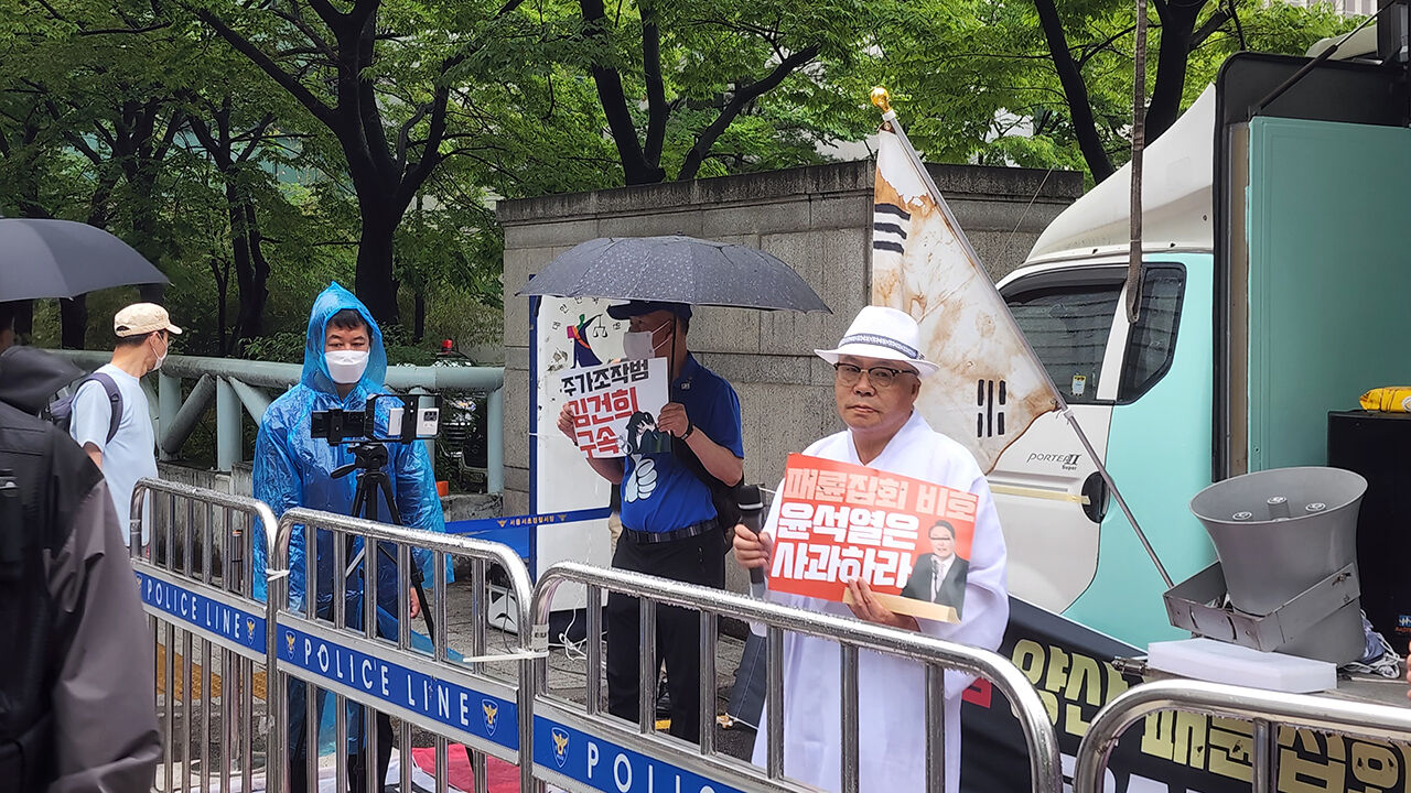 윤 대통령 자택 앞서 이틀째 확성기 틀고 양산 '맞불 집회'