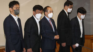 추경호 경제부총리 겸 기획재정부 장관 등 경제 수장들이 16일 오전 서울 중구 은행회관에서 열린 비상 거시경제 금융회의에서 회의에 앞서 기념촬영을 마친 뒤 자리로 향하고 있다. 왼쪽부터 이복현 금융감독원장, 최상목 경제수석, 추 부총리, 이창용 한국은행 총재, 김소영 금융위원회 부위원장.