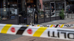 6월 25일 노르웨이 오슬로에서 경찰이 총기 난사가 일어나 유리창이 부서진 레스토랑을 조사하고 있다.