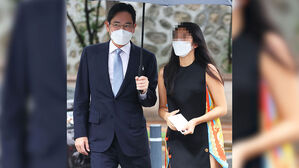 [실시간 e뉴스] 이재용, 딸과 우산 쓰고 외출…재계 인사 총출동한 장소