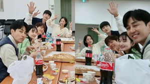 [SBS Star] Shin Mina ♥ Kim Woo Bin Spotted Sitting Next to Each Other During Snack Time