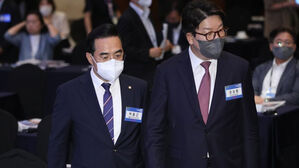 더불어민주당 박홍근 원내대표와 국민의힘 권성동 원내대표