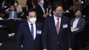 2022 경향포럼에 참석한 여야 원내대표/(왼쪽부터)민주당 박홍근 원내대표, 국민의힘 권성동 원내대표 (사진=국회사진기자단, 연합뉴스)