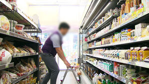 편의점 점주들, 최저임금 인상에 "심야 물건값 더 받겠다"