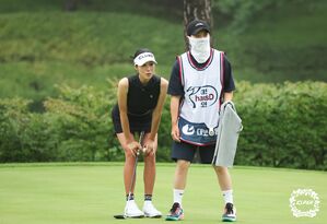 김효주, KLPGA 대보 하우스디 오픈 1일 캐디로 변신