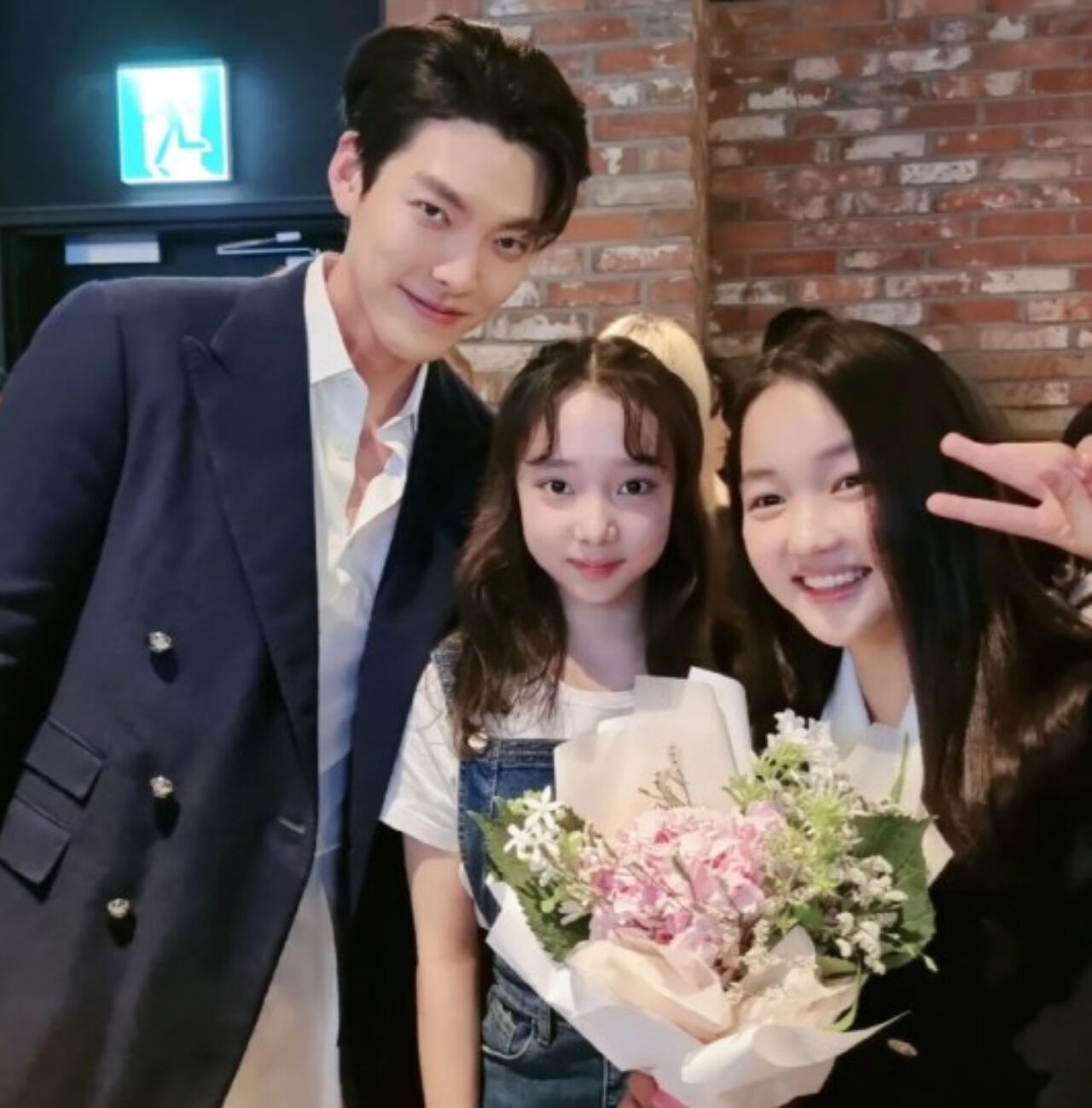 Kim Woo Bin Congratulates Child Actress Choi Yuri's Graduation with a Surprise Gift
