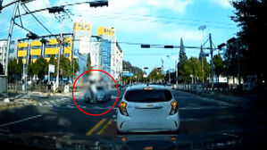 도로 냅다 가로지른 2인 킥보드 차에 치였다&hellip;사고 영상