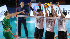 2세트 호주 포프 로렌조의 공격에 한국 선수들이 블로킹을 시도하고 있다