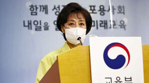 쏟아지는 질문에 입 꾹&hellip;급히 자리 뜬 교육부 장관