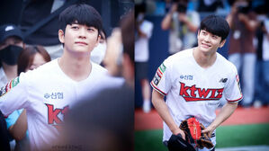 [SBS Star] Kang Tae-oh Spotted at a Baseball Stadium to Throw the Ball, Looking Seriously Hot