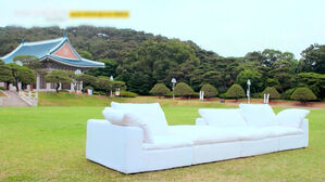 [실시간 e뉴스] '최초로 청와대 방문한 소파'&hellip;청와대 상업적 이용 논란