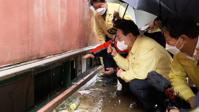 폭우 피해 현장 방문한 윤석열 대통령