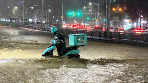 흙탕물 헤치고 갑니다&hellip;배달비 '3천 원→2만 5천 원' 껑충