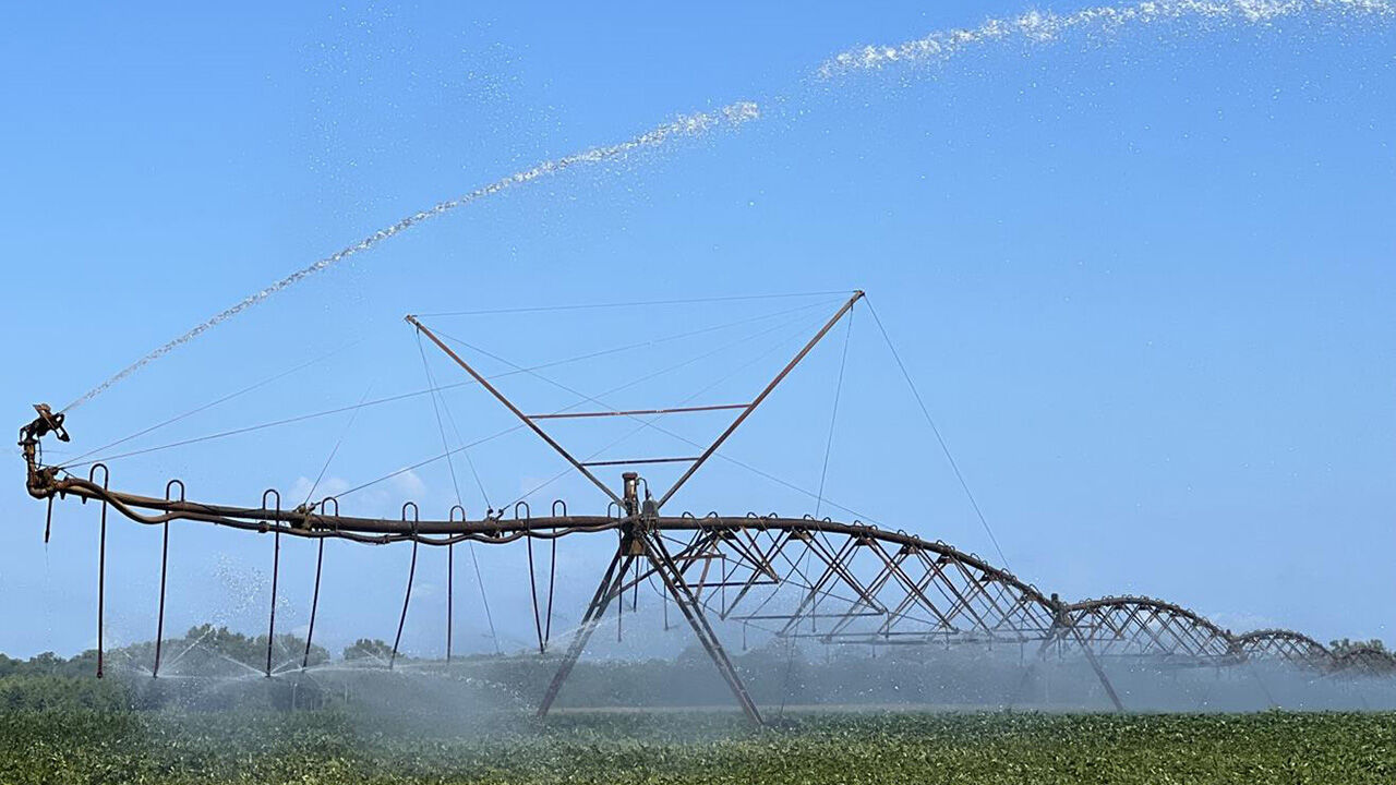 회전식 관수기로 물을 뿌리는 미시시피 삼각주의 농가 (사진= 마크스[미국 미시시피] 제공, 연합뉴스)